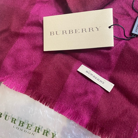 Rare Burberry Bright Burgundy Half Mega Check Premium Wool Scarf with fringeđź’• - Picture 9 of 9
